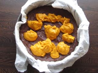 Jak upéct čokoládový brownie dort s dýňovou cheesecake nádivkou | recept Jak upéct čokoládový brownie dort s dýňovou cheesecake nádivkou | recept
