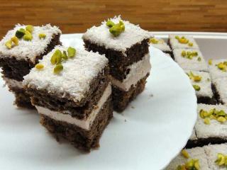 Jak upéct kefírové řezy s tvarohem (i bez cukru) | recept na moučník vhodný i pro diabetiky Jak upéct kefírové řezy s tvarohem (i bez cukru) | recept na moučník vhodný i pro diabetiky