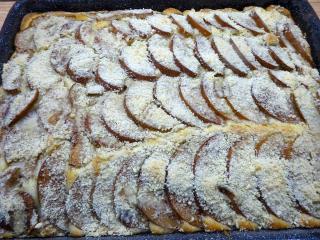 Jak upéct hruškový koláč z jogurtového těsta | recept