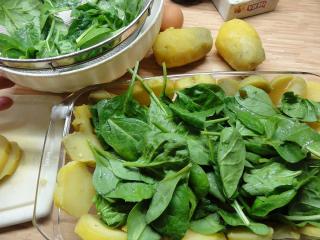 Jak zapéct brambory s vejci, špenátem a sýrem | recept z jedné pánve Jak zapéct brambory s vejci, špenátem a sýrem | recept z jedné pánve