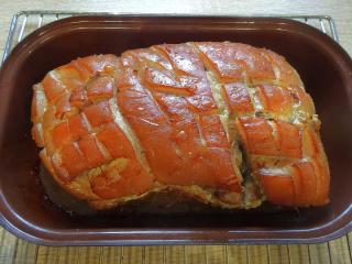Očištěnou, omytou mrkev nastrouhejte na jemné nudličky a promíchejte s krupicovým cukrem.