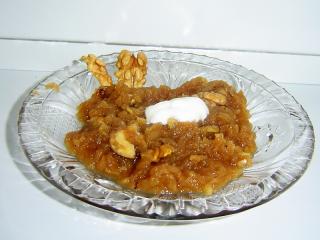 Jak udělat jablečné pyré | recept Jablíčka a ořechy dáme do misky z jenského skla nebo jiné vhodné zapékací nádoby s víčkem, přidáme ořechy, lžičku másla a směs posypeme lžicí cukru a trochou mleté skořice. Zvolna v troubě rozpékáme, až se jablíčka rozpadají. Pak zamícháme, abychom do jablek dostali zkaramelizovaný cukr z povrchu a ze stěn misky. Podáváme horké, případně zdobené lžičkou smetany.