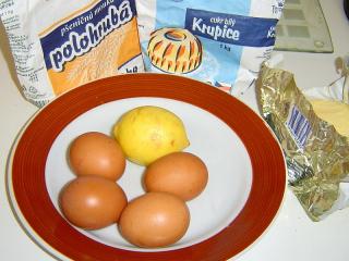 Jak upéct borůvkovou bublaninu | recept Úplně jiná je borůvková bublanina z piškotového těsta. Na malý plech budeme potřebovat čtyři vejce, 160 gramů cukru, 120 g polohrubé mouky, citronovou kůru, tuk na vymazání formy nebo plechu a 300 gramů borůvek. Borůvky mohou být čerstvé nebo zmražené – u piškotového těsta mražené borůvky nevadí – snížení teploty těsta nevadí.
