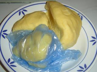 Jak udělat hraběnčiny řezy | recept Z těsta oddělíme jednu čtvrtinu (podle některých předpisů jednu třetinu). Vložíme do mikroténového sáčku a dáme zmrazit. Abychom ztuhnutí v mrazničce rychlili, osvědčilo se vytvarovat kousek těsta na plocho a položit na ně nějaký zamražený plochý produkt, který máme v mrazáku – třeba balíček špenátu, je to jedno, obojí je dobře zabaleno.
