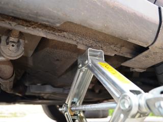 Jak přezout auto | vyměnit zimní pneumatiky Hever zasuňte pod přední podběh vozu. Místo, které je určeno pro instalaci heveru, je na podběhu vozidla označeno (viz. foto). Na jiné místo hever neinstalujte. Místo, které je výrobcem vozidla označeno, je pro tyto účely zesíleno a nedojde tak k poškození vozidla.
