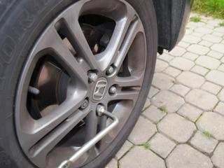 Jak přezout auto | vyměnit zimní pneumatiky Na odhalený náboj kola nasuňte zimní kolo (pneumatiku s diskem) a lehce dotáhněte matice. Matice je potřeba dotahovat do kříže. Tzn. vždy dotahujte postupně protilehlé matice.