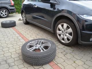 Jak přezout auto | vyměnit zimní pneumatiky Zaparkujte auto na rovném povrchu. Rovný povrch je důležitý, aby se vám auto po vyzvednutí heverem nesesmeklo a nezranilo vás. Při zaparkování zatáhněte ruční brzdu a zařaďte první rychlostní stupeň nebo zpátečku. Tím zabráníte nechtěnému pohybu vozidla.