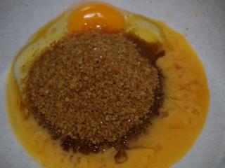 Jak upéct bezlepkový vánoční koláč | recept A jaký je postup? Nejprve ušleháme vejce s cukrem do husté pěny, přidáme povolené máslo a pořádně promícháme.