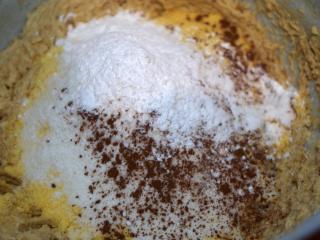 Jak upéct bezlepkový vánoční koláč | recept Do směsi důkladně vmícháme mouky s práškem do pečiva a perníkové koření.