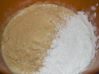 Jak připravit zdravější donuty pečené v troubě | recept Z rozdrobeného droždí, 2 lžic třtinového cukru, 3 lžic špaldové mouky a půl hrnku vlahého mléka vypracujeme kvásek, který necháme pod utěrkou 10 minut vzejít. V jiné míse smícháme vejce se zbylým mlékem, cukrem, se solí a povoleným kokosovým olejem, přidáme vzešlý kvásek a následně do těsta postupně zapracujeme špaldovou a kokosovou mouku.
