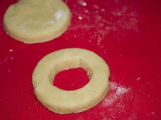 Jak připravit zdravější donuty pečené v troubě | recept Kolečka naskládáme na plech vyložený pečicím papírem a necháme je dalších 5 minut kynout, obrátíme je a opět necháme ještě 5 minut vykynout. Plech s donuty vložíme do trouby vyhřáté na 180 °C a pečeme je asi 10 – 15 minut.