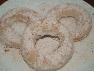 Jak připravit zdravější donuty pečené v troubě | recept Donuty necháme vychladnout a následně je můžeme potřít polevou (např. čokoládovou či citronovou) a posypat strouhaným kokosem či ořechy nebo je ještě horké obalit v třtinovém moučkovém cukru smíchaném se skořicí či vanilkou. Skvěle chutnají teplé i studené potřené ovocným džemem.