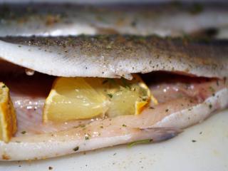 Jak připravit pečeného pstruha na mandlích | recept Jak připravit pečeného pstruha na mandlích | recept
