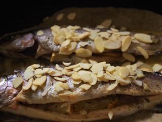 Jak připravit pečeného pstruha na mandlích | recept Jak připravit pečeného pstruha na mandlích | recept