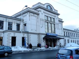 Jak poznat Mariánské Lázně | tipy Do Mariánských Lázní se můžeme přepravit autem, autobusem nebo vlakem, a všechny možnosti jsou bezproblémové a rychlé. Pro automobilisty je asi nejednoduší využít dálnice D5 a na 128. kilometr (E50) odbočit na Planou. Bez dálniční známky lze jet z Plzně po silnici 605 do Stříbra, pak po 230 do Plané a pak po silnici 21 do Mariánských Lázní. Spojení vlakem je také dobré: město leží na trati Praha – Plzeň – Cheb.