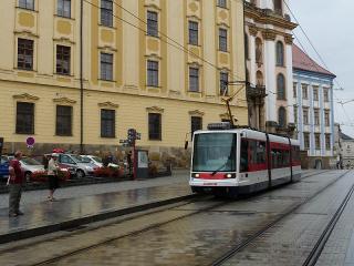 Jak poznat Olomouc | tipy Při prohlídce města je dobré využívat městskou dopravu, která je provozována autobusy a tramvajemi. Cestující si mohou koupit buď jednorázovou přestupní jízdenku (platí 40 minut ve všední den, 60 minut ve dnech klidu) nebo velmi výhodnou 24-hodinovou přestupní jízdenku. Jízdenky se označují ve voze (po vsunutí do strojku se lístek znehodnotí časovým razítkem). Tramvaje do všech směrů odjíždějí od hlavního nádraží.