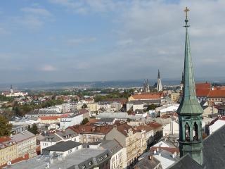 Jak poznat Olomouc | tipy Olomouc leží v Hornomoravském úvalu, což je dobře vidět například při výhledu z některých olomouckých věží: z východu a severu tvoří severní hranu úvalu Oderské vrchy a Nízký Jeseník. Z jihu a západu úval lemují Drahanská a Zábřežská vrchovina. Olomouc leží na řece Moravě, do níž se ve městě vlévá Mlýnský potok a řeka Bystřice. Město je dobře dostupné po silnici (R35 a R46) i železnicí (železniční uzel, stanice a zastávka ČD, RegioJet, LeoExpres).