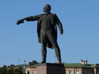 Jak poznat Petrohrad (na vlastní pěst) | tipy Petrohrad není jen plný carských památek známých z encyklopedií a turistických bedekrů, ale i upomínek na komunistickou minulost. Komunistickým symbolům a sochám Lenina se nikdo nediví, a pozor, nedělají si z nich legraci, nejsou myšleny jako recese. Není malá část obyvatel Petrohradu (zejména vyššího středního a staršího věku), kteří jsou ochotni v kteroukoliv dobu nadšeně vyprávět, jak se v Leningradu za sovětů žilo dobře. Nejlepší je hovor ukončit zdvořile pronesenou frází: „Izvinite, ja něpanimaju“.