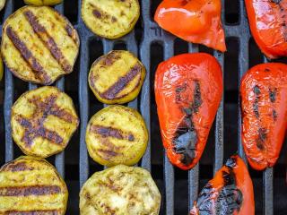 Zelenina ze zahrádky svádí ke kuchtění. Nejlepší recept na bramboráky placičky z cukety a paprika na grilu
