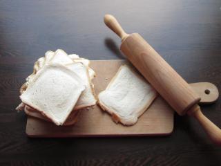 toastový chléb rozválený na tenké plátky rozválení toastového chleba na tenké plátky