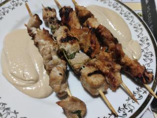 kuřecí satay s omáčkou na talíři kuřecí saté s arašídovou omáčkou
