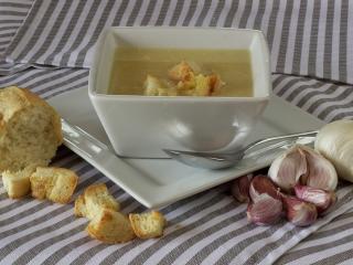 Jak uvařit polévku z pečeného česneku | recept